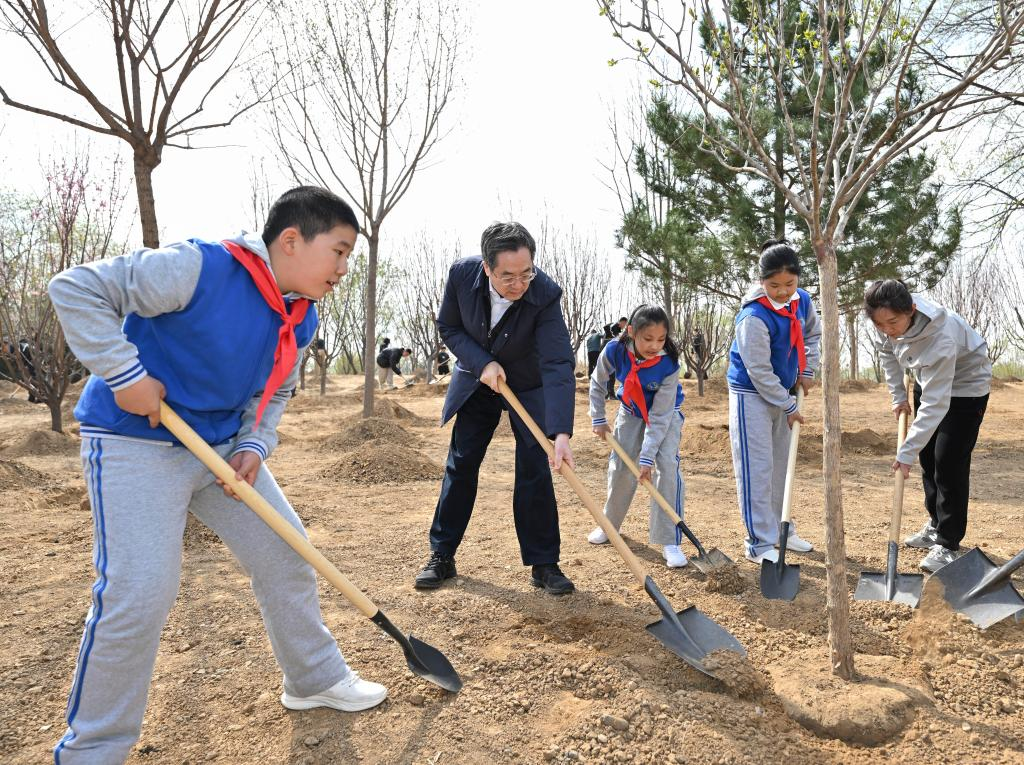 Xi Stresses Pooling Strength to Build Beautiful China Xi Stresses Pooling Strength to Build Beautiful China
