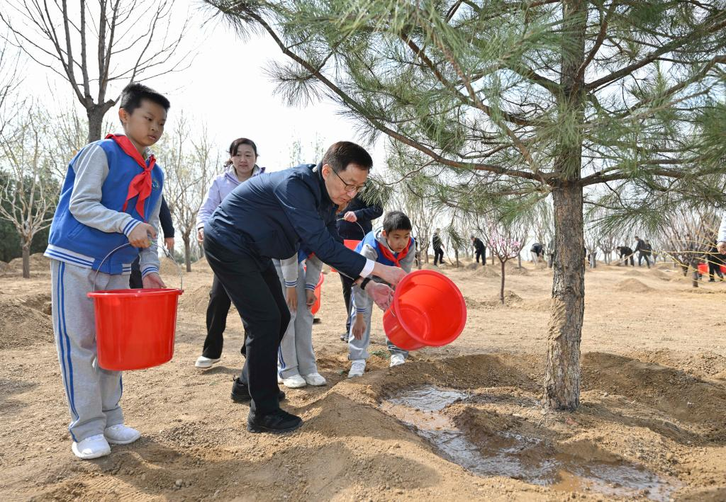 Xi Stresses Pooling Strength to Build Beautiful China Xi Stresses Pooling Strength to Build Beautiful China