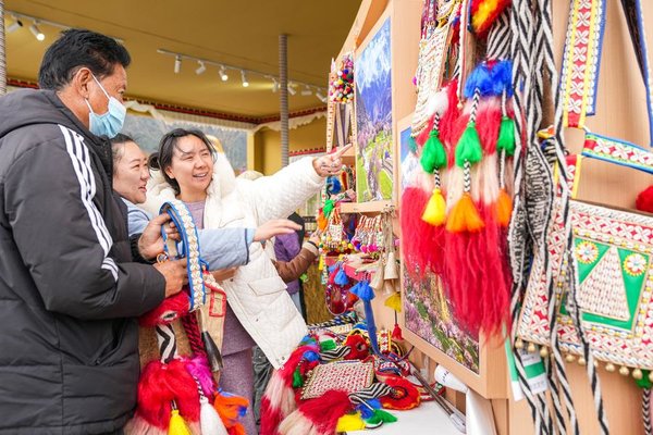 Nyingchi in SW China's Xizang Boosts Tourism with Flower Viewing Nyingchi in SW China's Xizang Boosts Tourism with Flower Viewing