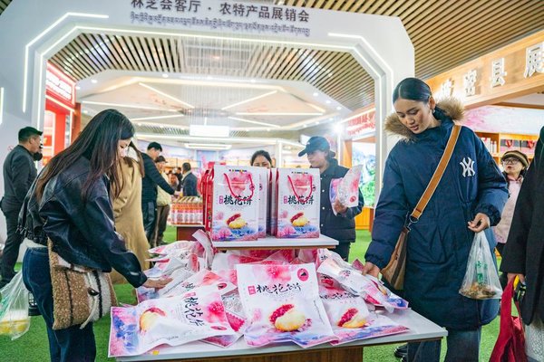 Nyingchi in SW China's Xizang Boosts Tourism with Flower Viewing Nyingchi in SW China's Xizang Boosts Tourism with Flower Viewing