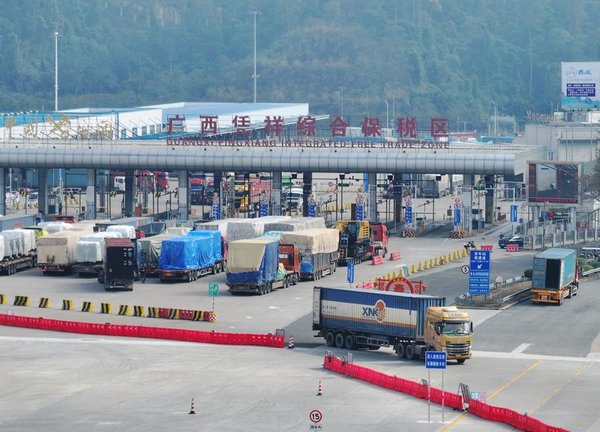 Xinhua Headlines: Xi's Visit to Strengthen China-Vietnam Bond, Regional Growth Xinhua Headlines: Xi's Visit to Strengthen China-Vietnam Bond, Regional Growth
