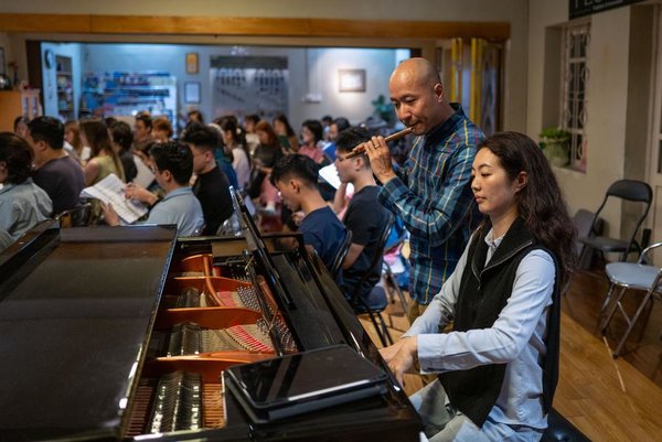 Musician Couple Promote Cultural Exchanges Between China, Vietnam