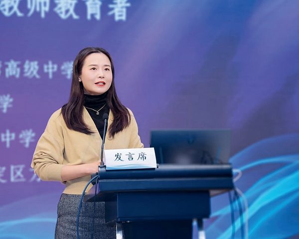 Teacher Emphasizes Passion, Creativity in Science Popularization