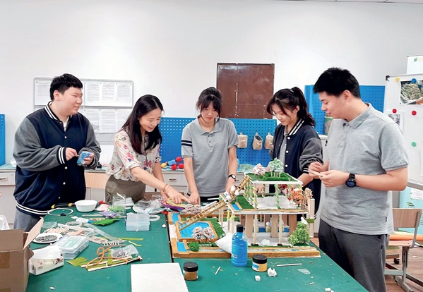 Teacher Emphasizes Passion, Creativity in Science Popularization