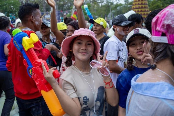 Feature: Amidst Khmer New Year Festivities, Cambodia Hugs Old Friend from China Feature: Amidst Khmer New Year Festivities, Cambodia Hugs Old Friend from China