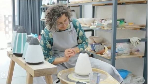 German Ceramist Learns Porcelain Art in China's Jingdezhen