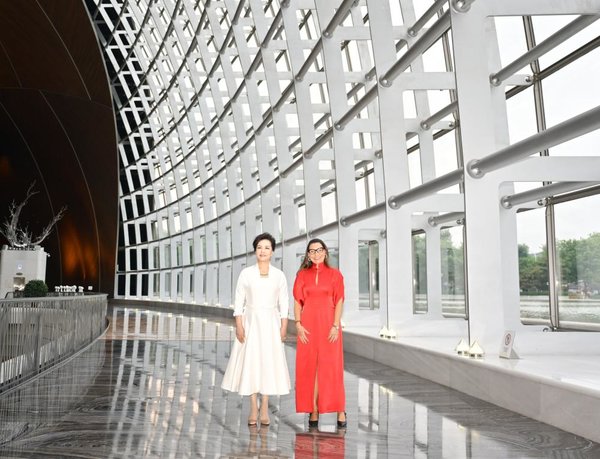 Peng Liyuan and Brazil's First Lady Visit China's National Center for the Performing Arts Peng Liyuan and Brazil's First Lady Visit China's National Center for the Performing Arts