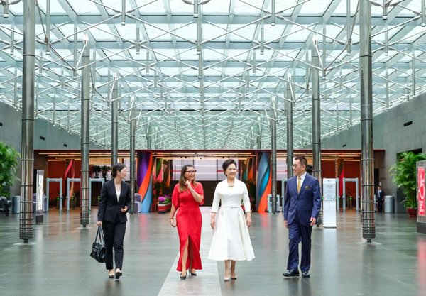 Peng Liyuan and Brazil's First Lady Visit China's National Center for the Performing Arts Peng Liyuan and Brazil's First Lady Visit China's National Center for the Performing Arts