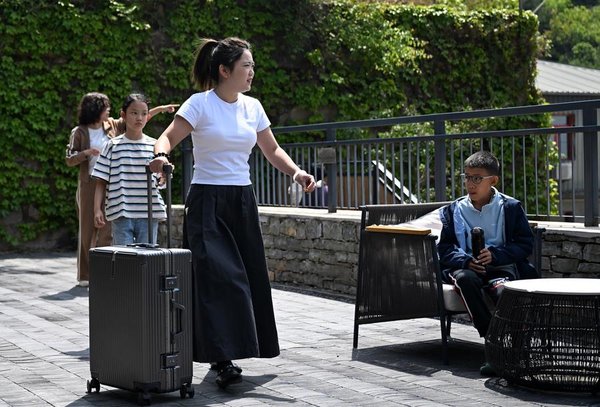 Homestay Housekeeper Provides Sincere Services in N China's Tianjin