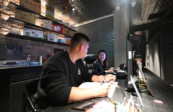 Homestay Housekeeper Provides Sincere Services in N China's Tianjin