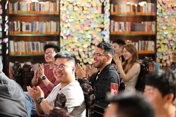 Venezuelan Expat Dedicated to Promoting Xiangsheng in Spanish-speaking World