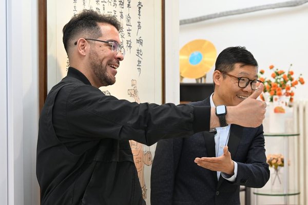 Venezuelan Expat Dedicated to Promoting Xiangsheng in Spanish-speaking World