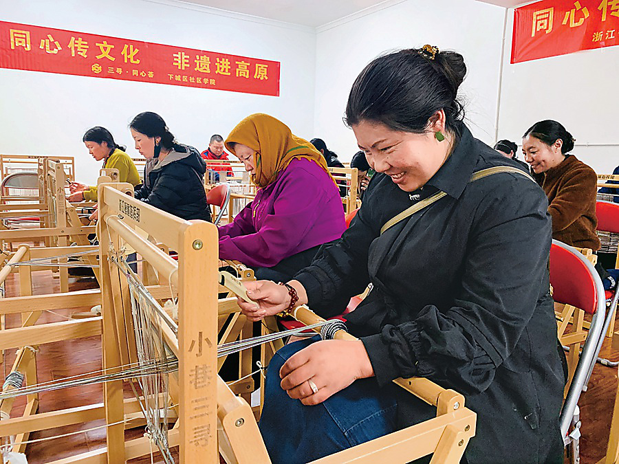 3. 《巧手织出幸福花》西藏自治区妇联供图.jpg