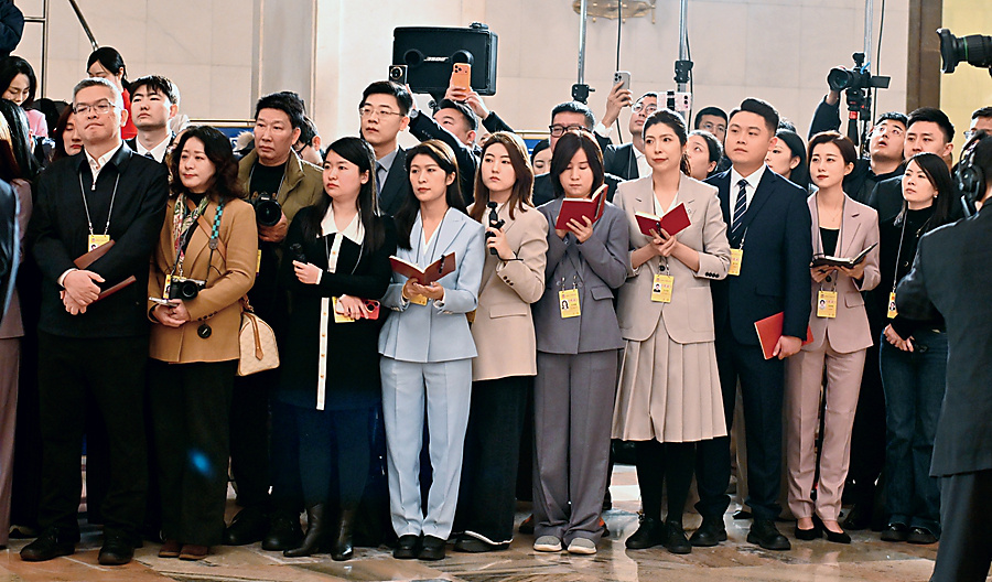 3月4日，全国政协十四届四次会议首场“委员通道”集体采访活动在北京人民大会堂举行。_副本.jpg