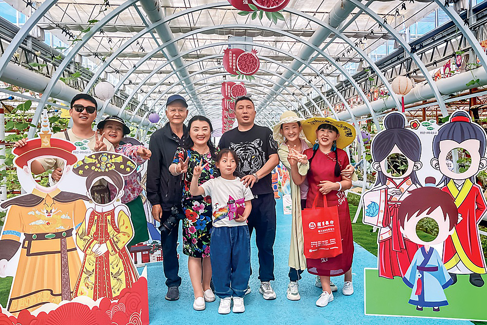 《相亲相爱一家人（自拍照）》小学组  摄影：宋梓雯.jpg