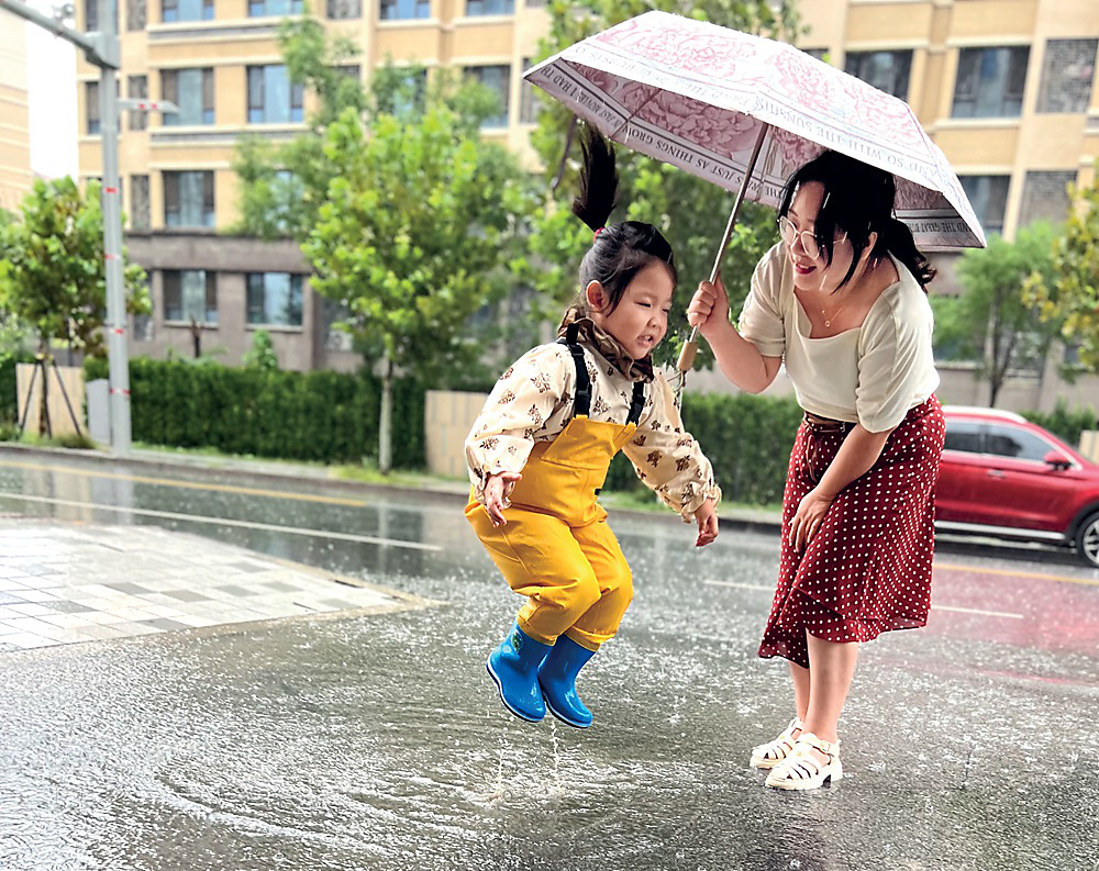 《雨中的妹妹和妈妈》 小学组  摄影：邱添.jpg